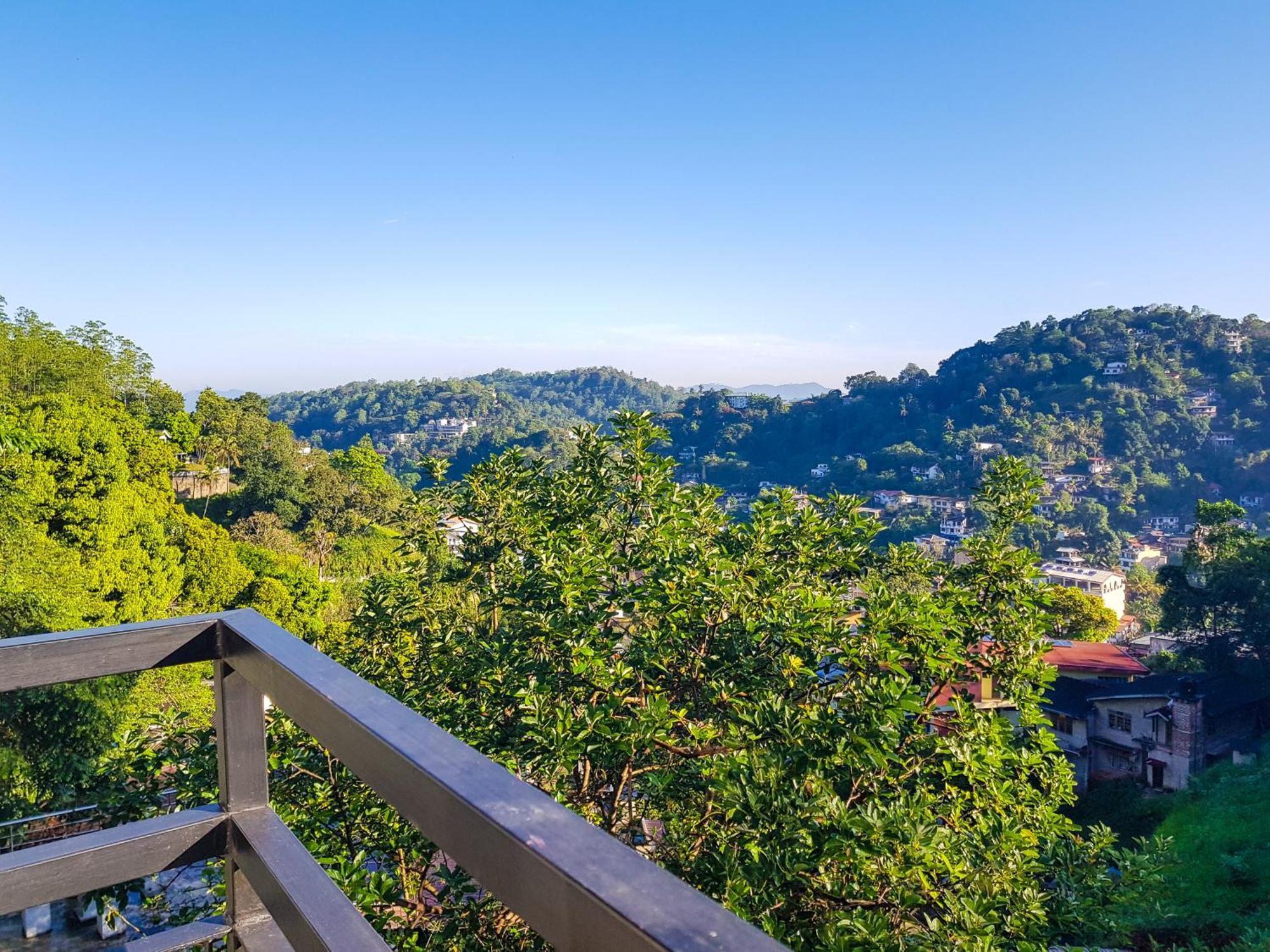 Отель Lush Breeze Канди Экстерьер фото